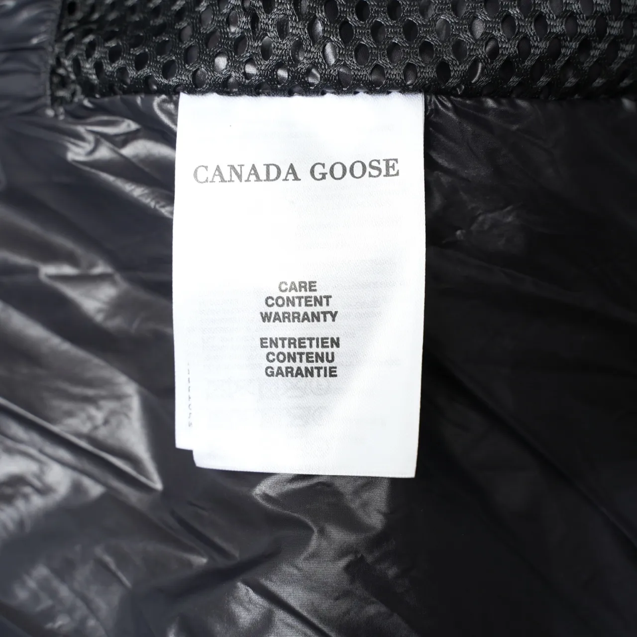 P940 Canada Goose Lawrence Down Jacket The Lawrence Down Jacket provides essential protection for everyday adventures and is made from sustainable Enduraluxe fabric with a durable soft touch. It features a quilted body, an adjustable down hood and a longer hem. Adjustable, down-filled, communicated hood. Two-way center front zipper increases range of motion and ventilation. The chin-protecting suede knit stand-up collar is soft and extra-comfortable. Inset rib-knit cuffs for added comfort and locked in heat. CORDURAD piping at the cuffs hem and reflective double-stripe grip tape at the back. Internal shoulder strap Color: black with red label black with black label azure blue Size: XS-2XL